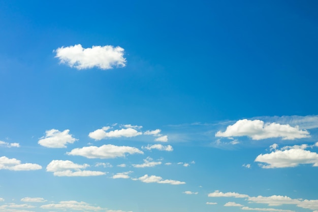 Lindo céu azul com nuvens brancas