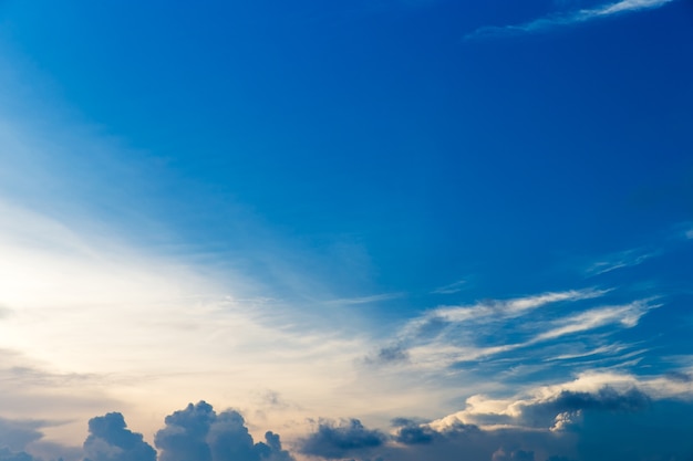 Lindo céu azul com nuvens brancas