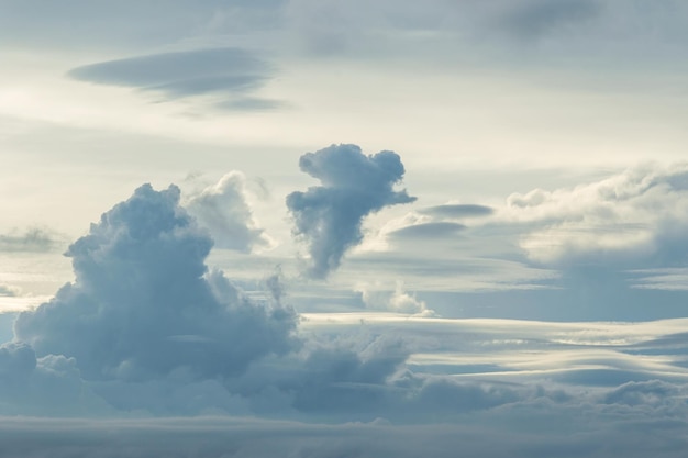 Lindo céu azul com nuvens chuvosas