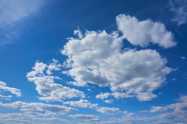 Lindo céu azul com nuvens cirros Fundo da natureza