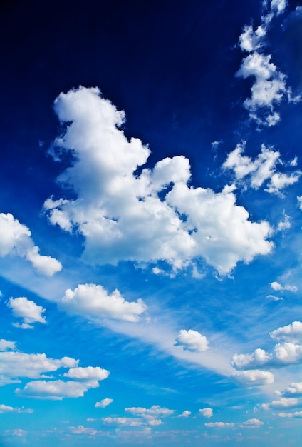 Lindo céu azul com nuvens cumulus