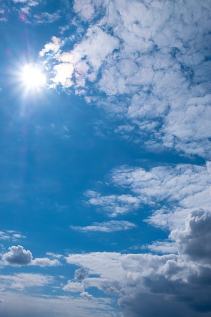 Lindo céu azul com nuvens de sol