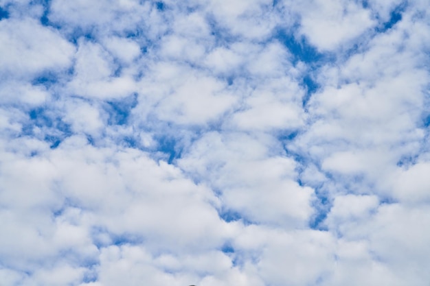 Lindo céu azul com nuvens em um dia ensolarado