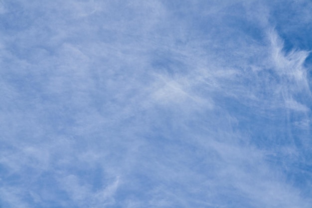 Lindo céu azul com nuvens em um dia ensolarado