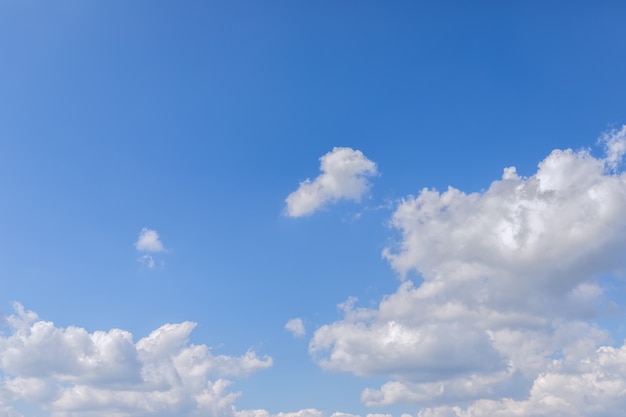 Lindo céu azul com nuvens exuberantes.