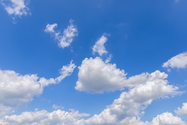 Lindo céu azul com nuvens exuberantes