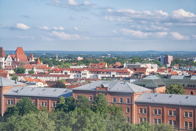 Lindo céu azul com nuvens vista de verão de Ingolstadt Baviera