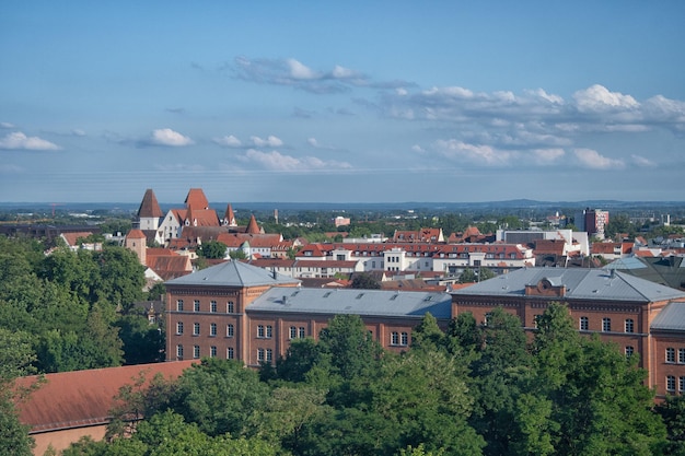 Lindo céu azul com nuvens vista de verão de Ingolstadt Baviera