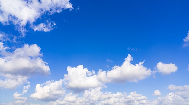 Lindo céu azul com nuvens