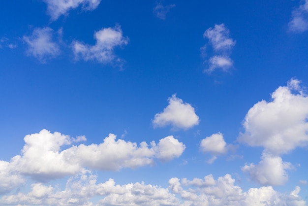 Lindo céu azul com nuvens