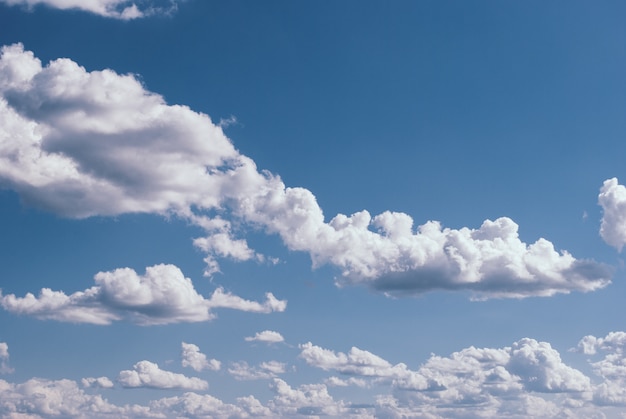 Lindo céu azul com nuvens