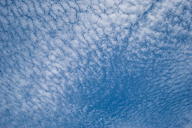 Foto lindo céu azul com nuvens