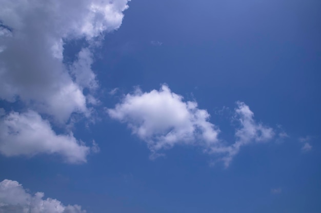 Lindo céu azul com vista de fundo abstrato natural dramático nublado branco