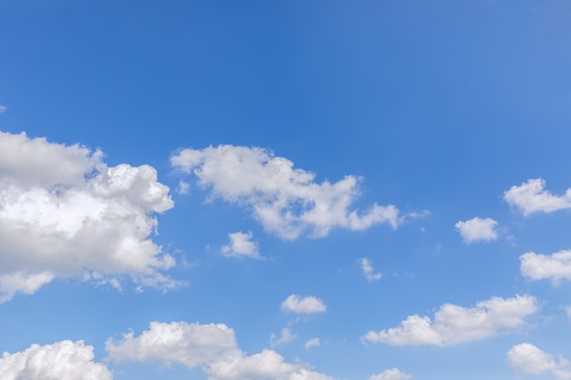 Lindo céu azul de manhã com nuvens brancas exuberantes