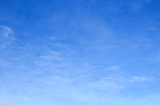 Foto lindo céu azul e fundo de nuvens