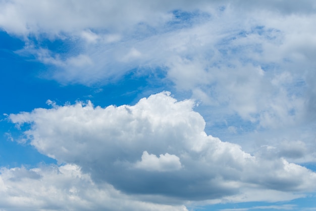 Lindo céu azul e nuvem. foco suave.