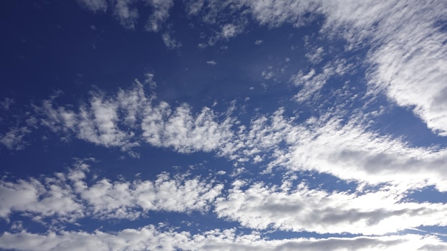 Lindo céu azul e nuvens brancas e suaves frescas