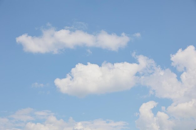 Lindo céu azul e nuvens de fundo natural