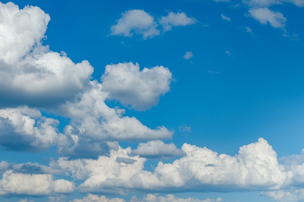 Lindo céu azul e nuvens fundo natural