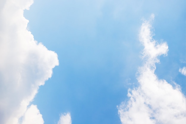 Lindo céu azul e nuvens