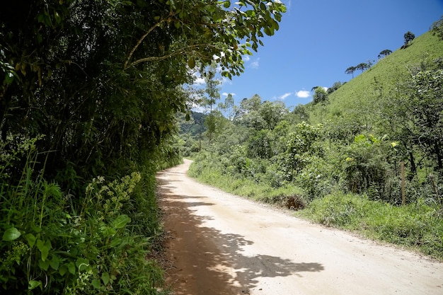 Lindo céu azul na natureza olhando para a montanha