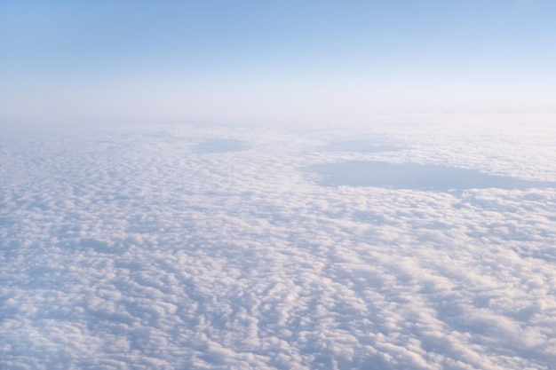 Lindo céu azul nublado da vista da janela do avião de cimabela luz natural cópia de fundo