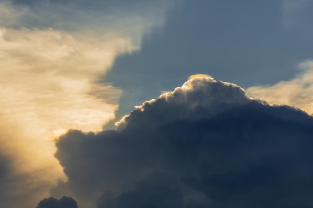 Lindo céu colorido e nuvens de chuva