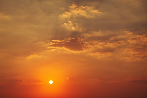 Lindo céu colorido profundo com nuvens no pôr do sol. Conceito Para Noite De Férias