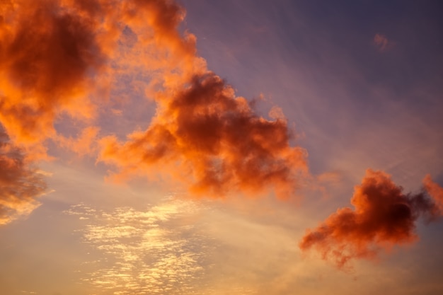 Foto lindo céu colorido profundo com nuvens no pôr do sol. conceito para noite de férias