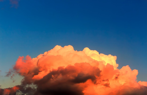 Lindo céu com foco suave e sobre a luz no fundo