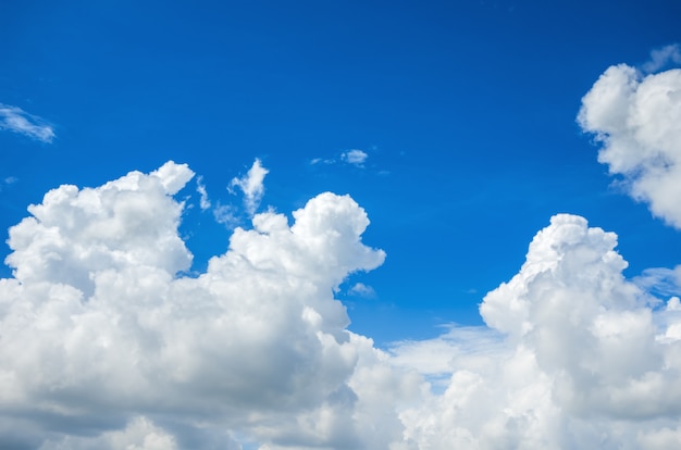 Lindo céu com fundo de nuvens.