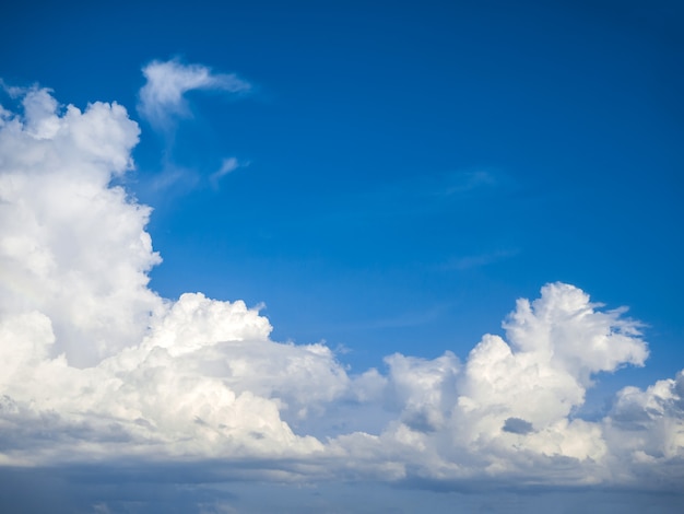 Lindo céu com fundo de nuvens.