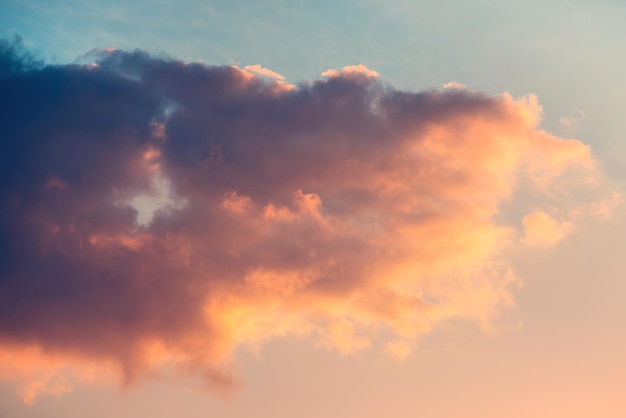 Lindo céu com nuvens escuras e luz solar