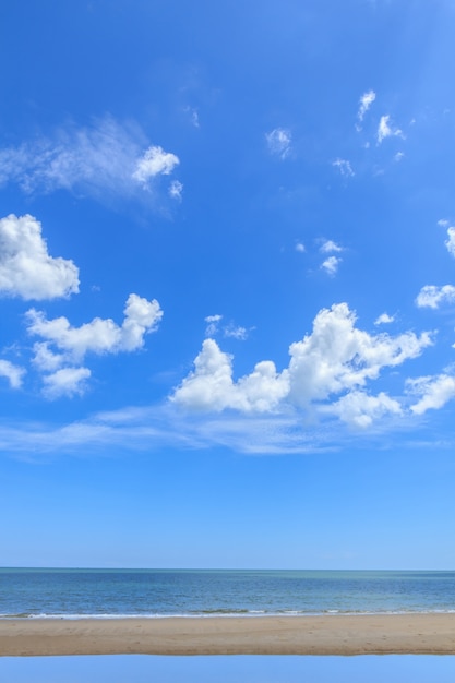 Foto lindo céu com praia e mar tropical