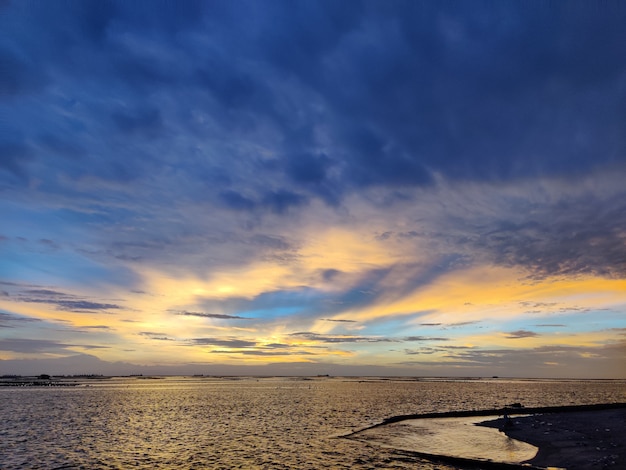 Foto lindo céu crepuscular do nascer do sol