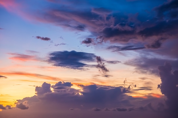 Lindo céu de noite com nuvens, pôr do sol, fundo desfocado abstrato.