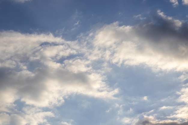 lindo céu de primavera coberto de nuvens grandes céu dramático e apocalíptico extremamente incrível