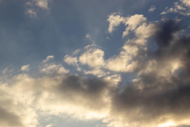 lindo céu de primavera coberto de nuvens grandes céu dramático e apocalíptico extremamente incrível