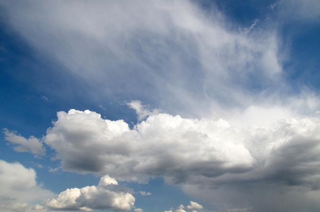 Lindo céu de verão com fundo de nuvens brancas