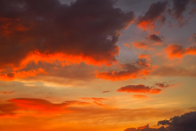 Lindo céu dramático colorido com nuvens ao pôr do sol ou nascer do sol fundo abstrato do céu