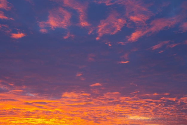 Lindo céu dramático com nuvens ao pôr do sol