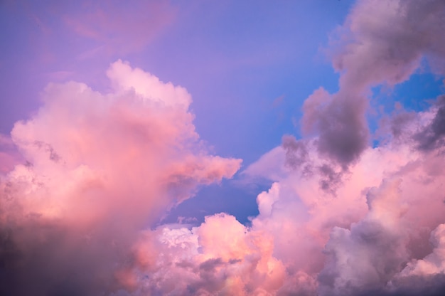 Lindo céu dramático com nuvens coloridas à noite. Fundo natural