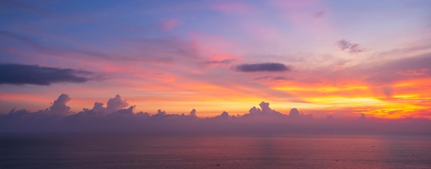 Lindo céu dramático e colorido ao pôr do sol sobre o mar Panorama da bandeira