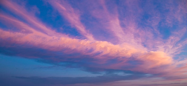 Lindo céu durante o pôr do sol Céu azul e nuvens cor-de-rosa abstrata web banner