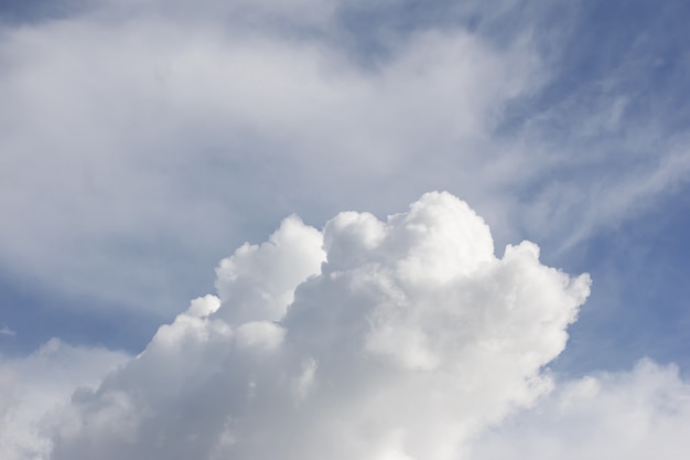 lindo céu e belas nuvens no céu azul