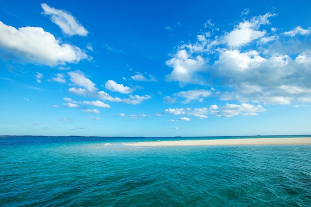 Lindo céu e mar azul