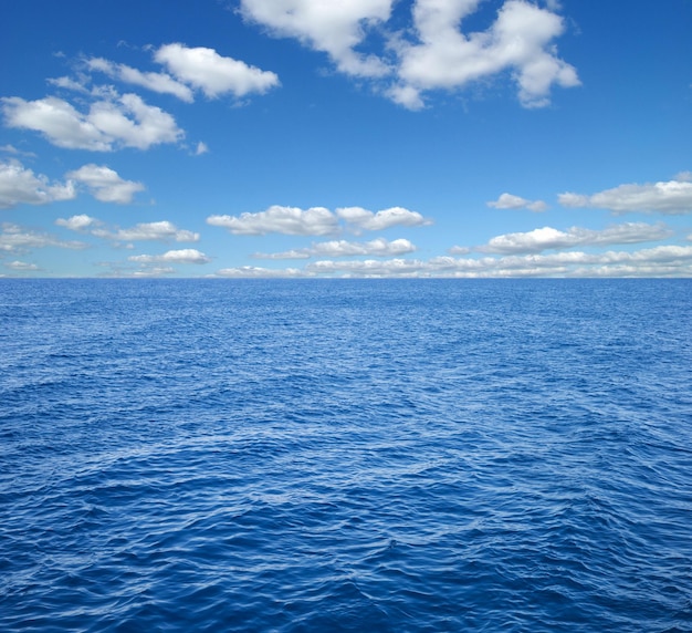 Lindo céu e mar azul