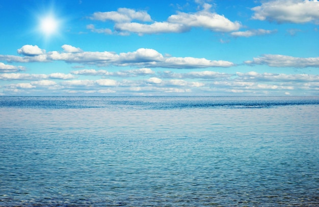 Lindo céu e mar azul