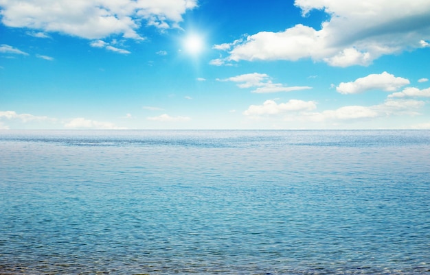 Foto lindo céu e mar azul