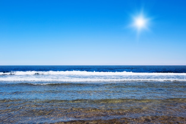 Lindo céu e mar azul